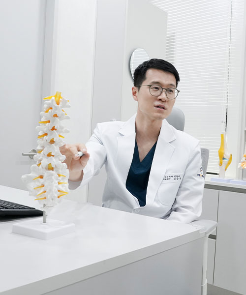 정왕365정형외과 대표원장 진료모습